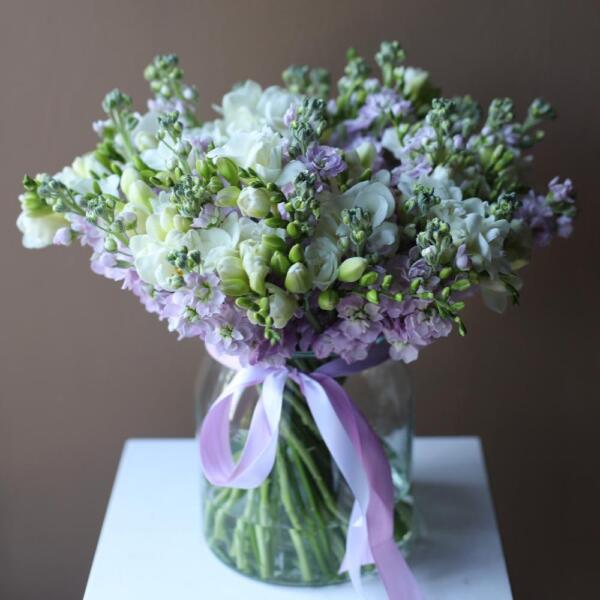 Stock with Freesia in a vase - Размер L