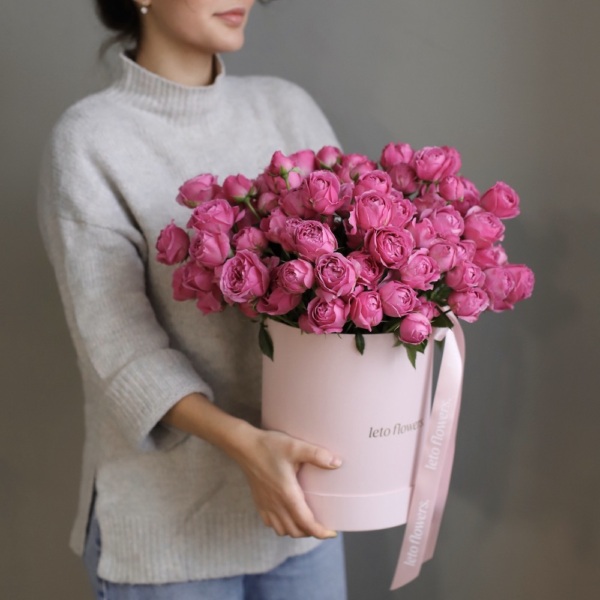 Spray roses in a hat box - Размер M