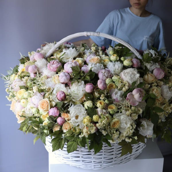 Peonies, Spray Roses and Stock in a basket - Размер 4XL
