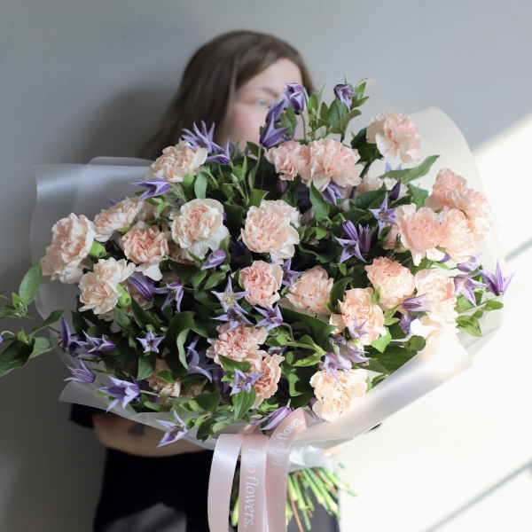 Carnations with Clematis -  Размер L 