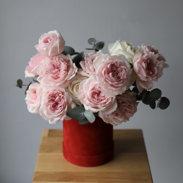 Garden Roses in a velvet hat box - Размер S