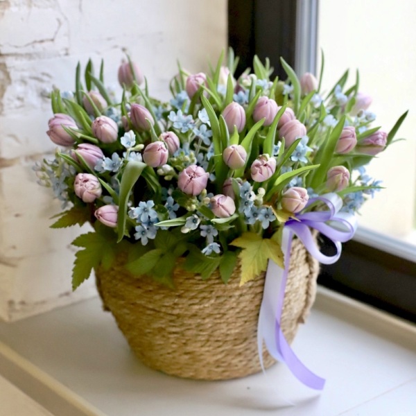 Basket with Tulips and Oxypetalum - Размер M