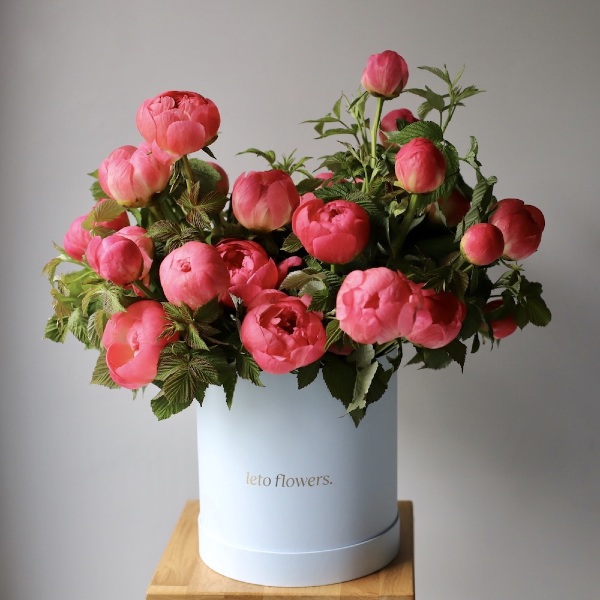 Bouquet "High summer" of Peonies in a hat box - Размер L