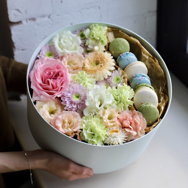 Шляпная коробка с цветами и макарунс, нежная -  Размер M 