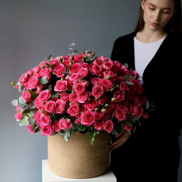 Spray Roses in a basket - Размер L