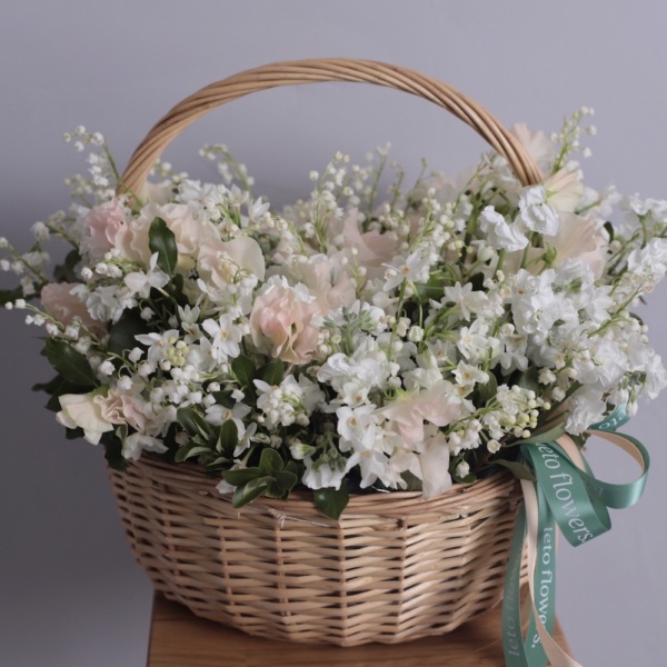 Lily of the Valley and spring flowers in a basket - Размер XL