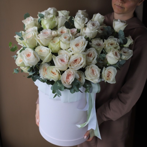 Light garden roses in a hat box - Размер 2XL