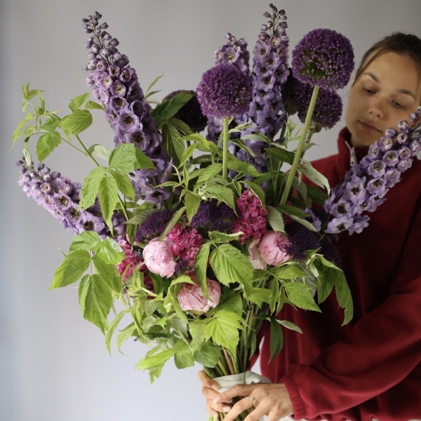 Signature bouquet "Moscow Nights" - Размер M