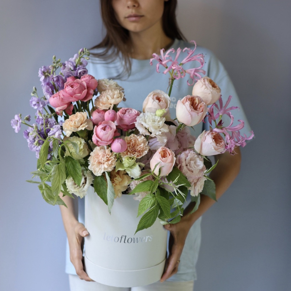 Surprise on a florisit taste in a hat box, light - Размер M 