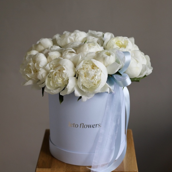 White peonies in a hat box -  Размер L 