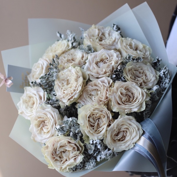 Westminster Abbey garden roses - 15 роз с сенецио