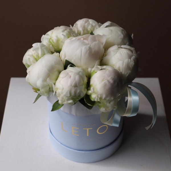 White Peonies in a hat box - Размер S