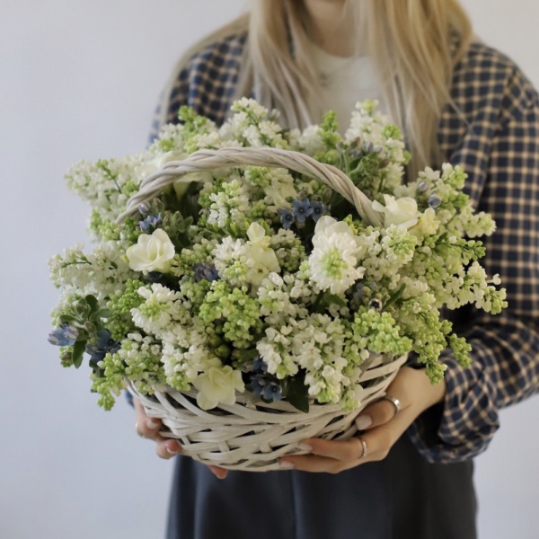 Lilac with spring flowers in a basket -  Размер M 