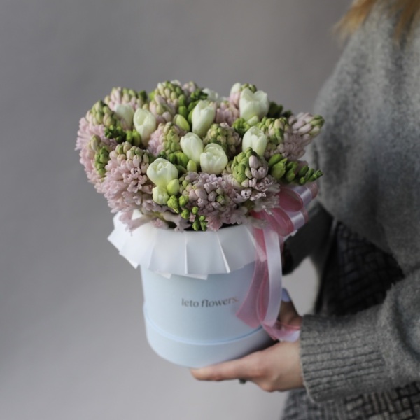 Hyacinths and Freesia in a hat box - Размер S