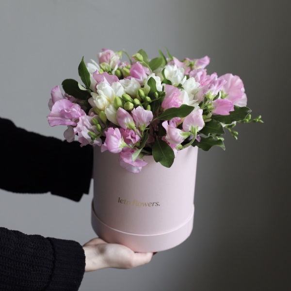 Sweet Pea with Freesia in a hat box - Размер S