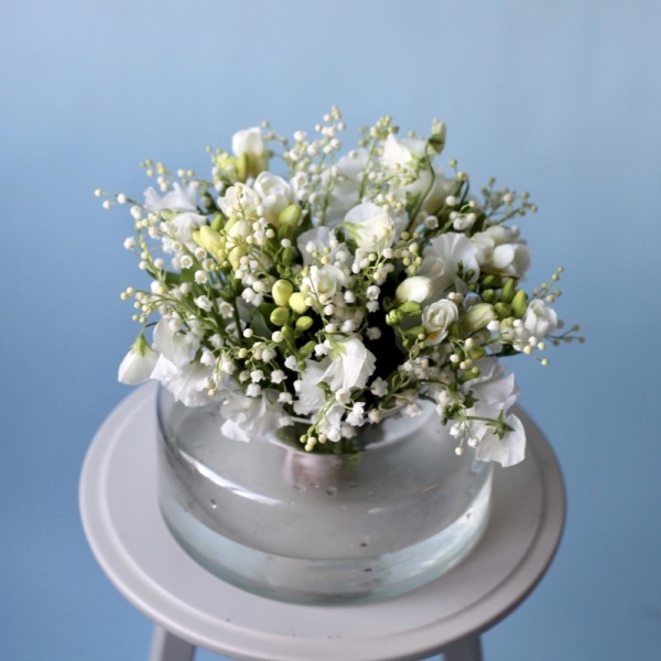 Lilies of the Valley with spring flowers in a vase - Размер M