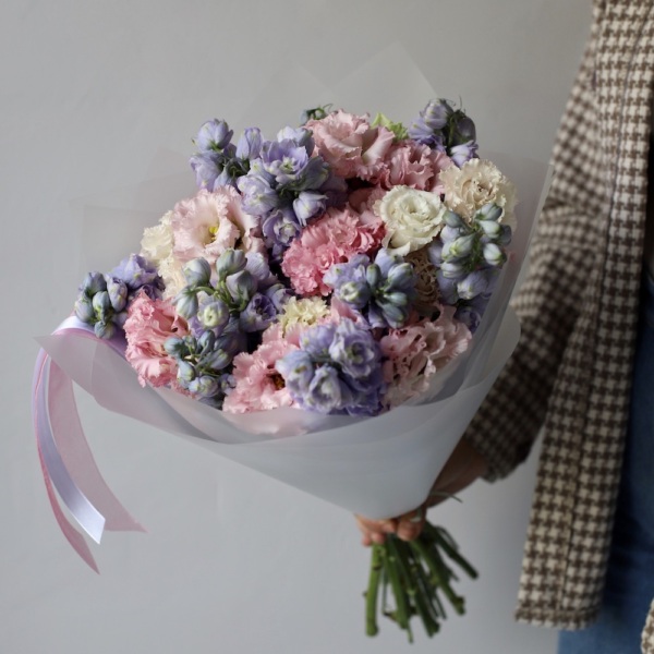 Delphinium with Llisianthus -  Размер S 