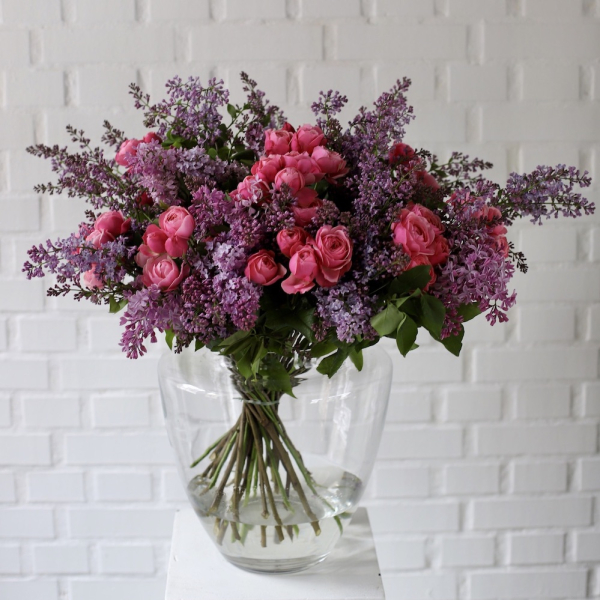 Spray Roses with Syringa in a vase Spray Roses with Syringa in a vase -  Размер L с российской сиренью