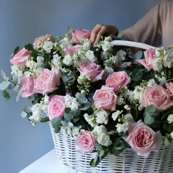 Basket with Spray Stock and Garden Roses -  Размер L