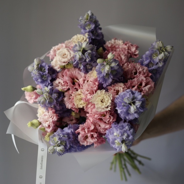 Delphinium with Llisianthus -  Размер S 