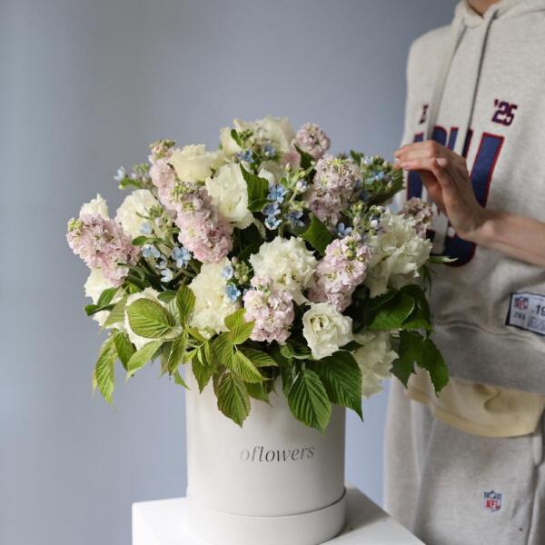 Stock with Oxypetalum and Lisiantus in a hat box - Размер M