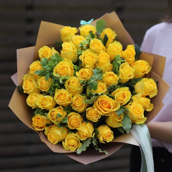 Yellow roses - 39 роз с зеленью