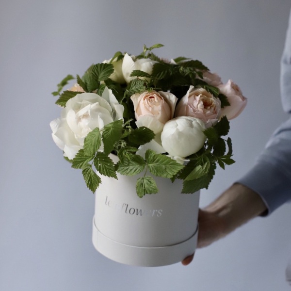 Peony with garden roses in a hat box - Размер S