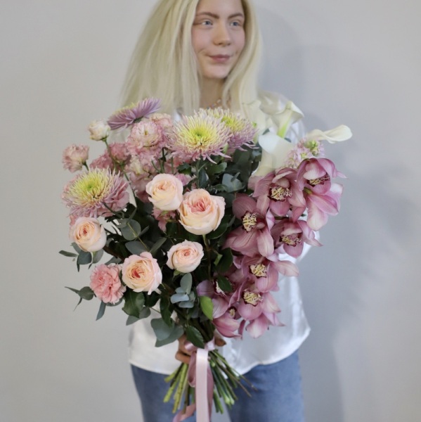 Signature bouquet 'Mom is the first word'  -  Размер L в вазе 