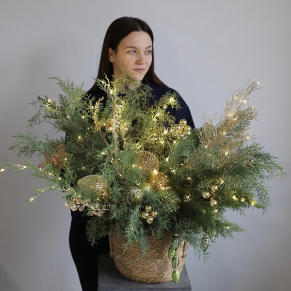 “New Year basket 'The mistress of the copper mountain'”