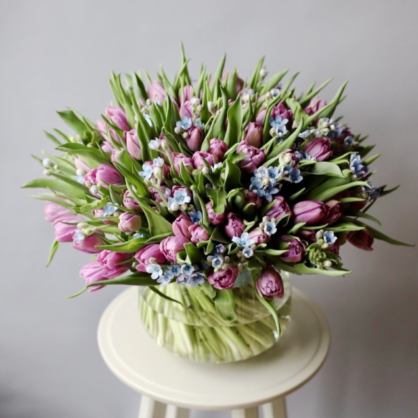 Tulips with Oxypetalum in a vase - Размер L 