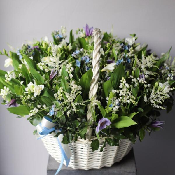 Lily of the Valley and spring flowers in a basket - Размер XL