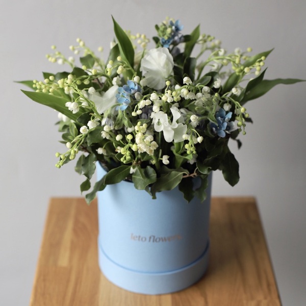 Lilies of the Valley with spring flowers in a hat box - Размер S 