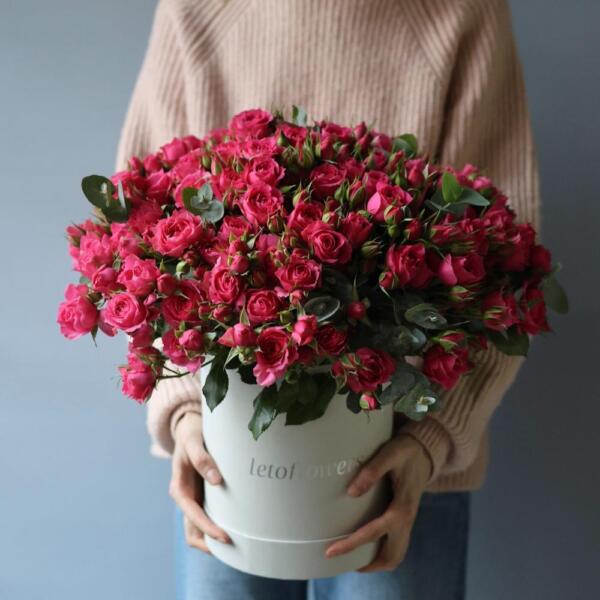 Spray roses in a hat box - Размер M