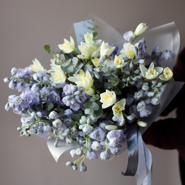 Daffodils with Delphinium - Размер M
