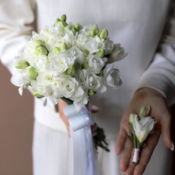 Bridal bouquet of freesias   - Размер M и бутоньерка 