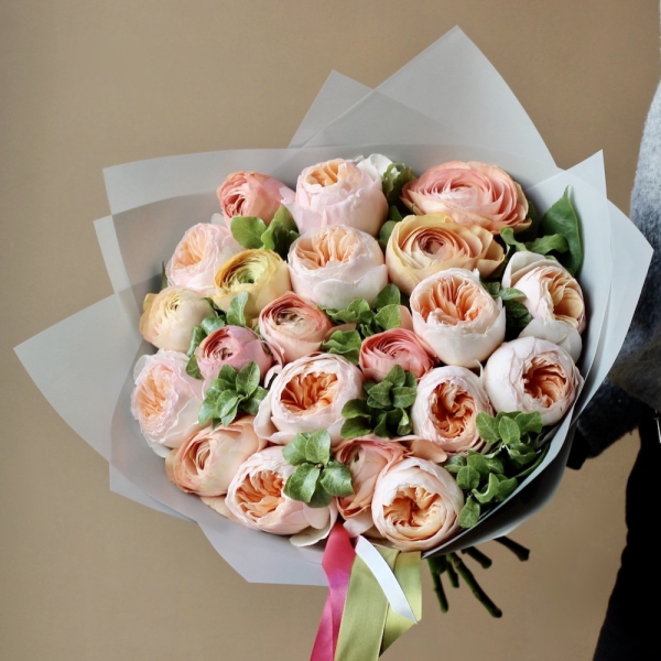 Ranunculus with Garden Roses, bright - Размер S