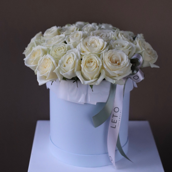 White roses in a hat box - Размер M