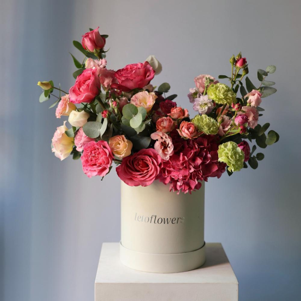 Surprise on a florisit taste in a hat box, light - Размер S