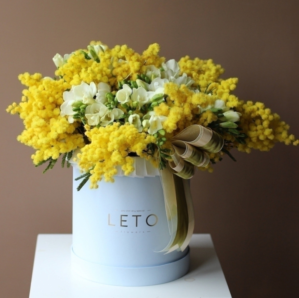 Mimosa with Freesia in a hat box - Размер M