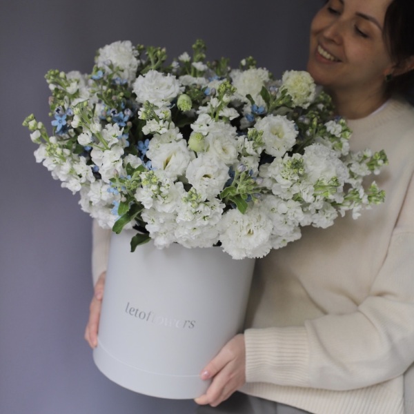 Stock with Oxypetalum and Lisiantus in a hat box -  Размер L 