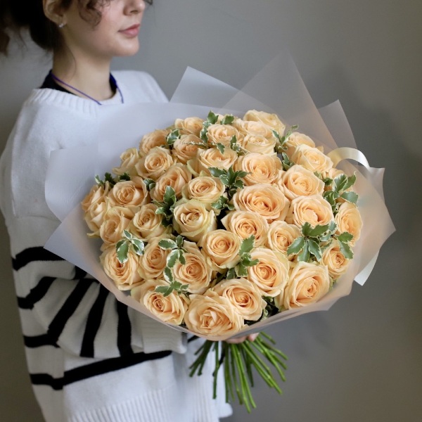 Peach roses - 39 роз с зеленью 