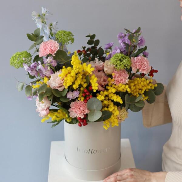 Surprise on a florisit taste in a hat box, bright -  Размер M