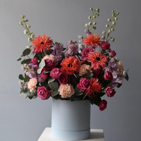 Surprise on a florisit taste in a hat box, bright - Размер M