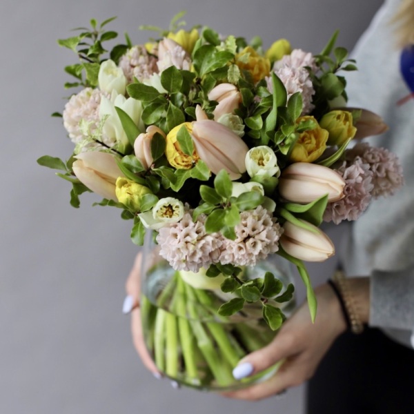Daffodils with tulips and hyacinthus in a vase - Размер S