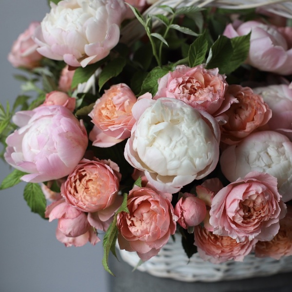 Peony with Spray Roses in a basket - Размер M