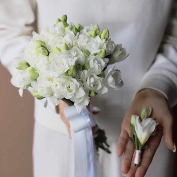 Bridal bouquet of freesias - Размер M и бутоньерка