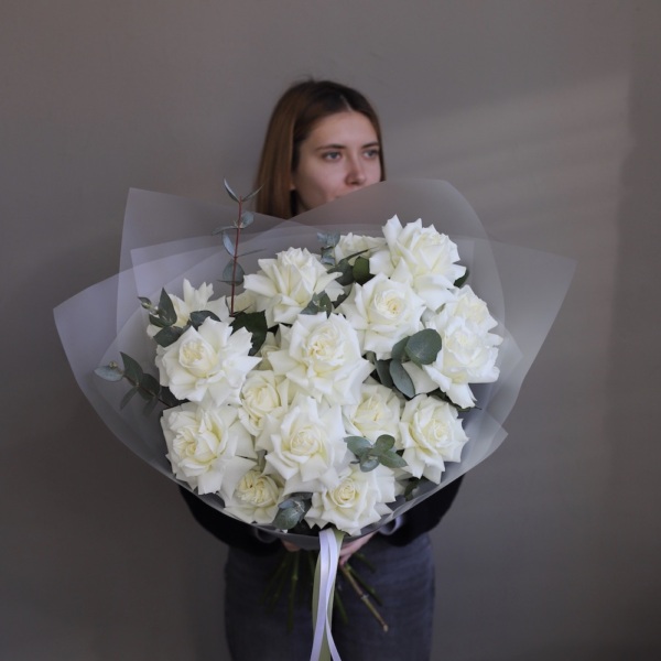 Bouquet of roses "Creamy Gelato" - 19 роз с зеленью