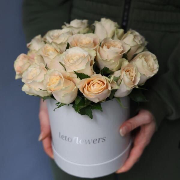 Creamy roses in a hat box - Размер S