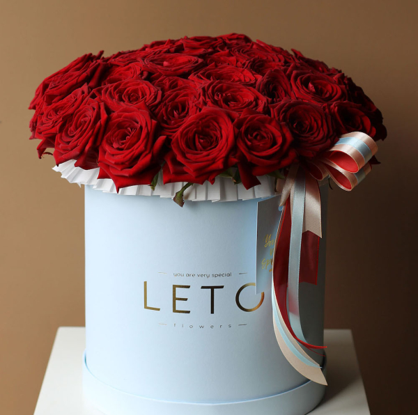 Red roses in a hat box - Размер L