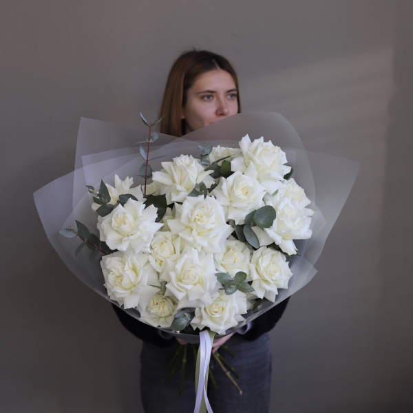 Bouquet of roses "Creamy Gelato" - 19 роз с зеленью